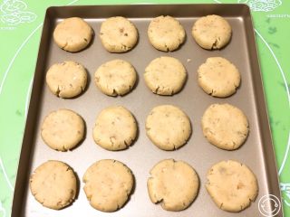 11、核桃酥,放入金盘，用手掌压一下。