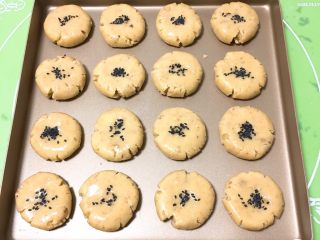 12、核桃酥,表面刷鸡蛋液，放一点黑芝麻。