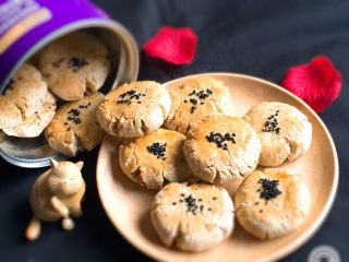 15、核桃酥,冷却后核桃酥放入封闭的容器中保存，才能保证香脆。