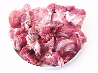 1、不用装就很嫩~黑椒羊肉披萨,挑选羔羊肉，最好是肥瘦相间，大理石纹密布，需加工经4℃冷却排酸，口感更加鲜嫩，营养更易吸收