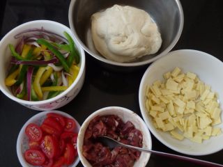 2、不用装就很嫩~黑椒羊肉披萨,各材料，面团提前发酵过一次