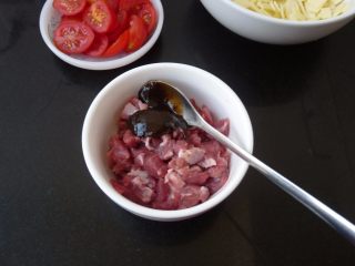 3、不用装就很嫩~黑椒羊肉披萨,羔羊肉用1匙的黑椒酱腌过