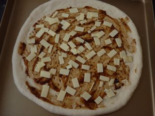 7、不用装就很嫩~黑椒羊肉披萨,涂点黑椒酱在面皮上，撒下1/3的马苏里拉芝士