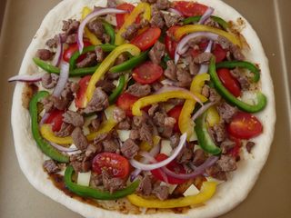 8、不用装就很嫩~黑椒羊肉披萨,再均匀的撒下羊肉、甜椒、洋葱、圣女果