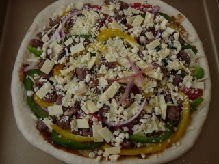 9、不用装就很嫩~黑椒羊肉披萨,把余下的马苏里拉芝士放上面