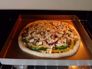 10、不用装就很嫩~黑椒羊肉披萨,把烤盘放180度的烤箱内