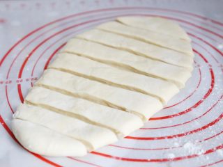 6、武汉小吃 糯米包油条,用到将面团切成2厘米宽的面皮。