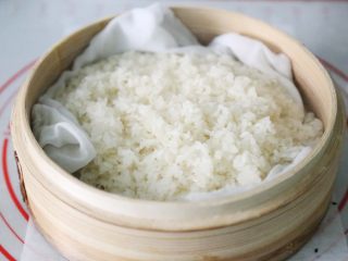 9、武汉小吃 糯米包油条,糯米饭蒸熟后，趁热使用。