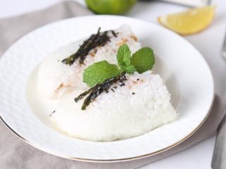 16、武汉小吃 糯米包油条,在家吃，可以直接去掉油纸，用少许海苔装饰即可。