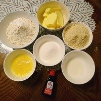 1、杏仁酥饼,准备材料。