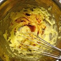 5、杏仁酥饼,加入香草精搅拌均匀。
