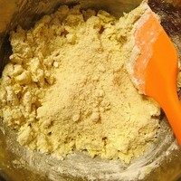 7、杏仁酥饼,直接倒入杏仁粉，切拌，翻拌均匀，有点耐心哦。