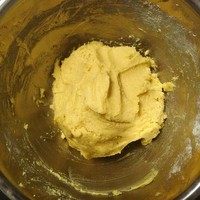8、杏仁酥饼,面团大概成型了，就是这样子。