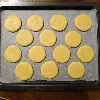 11、杏仁酥饼,用手，或者杯子压扁。成直径4-5cm左右