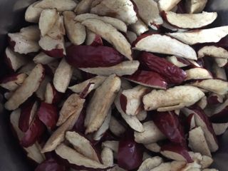 1、香甜枣泥糕,红枣清洗干净,去核剪碎