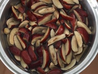 3、香甜枣泥糕,倒入锅中