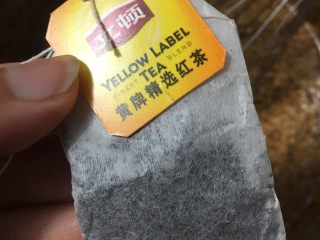 17、香甜枣泥糕,拆一包红茶,倒入粉末,再次搅匀