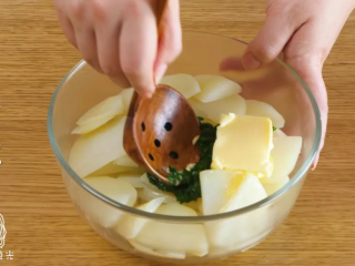 5、土豆曲奇12m+,往土豆中加入黄油、芹菜泥，压成泥