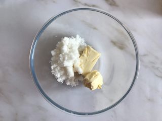 2、趣多多饼干,黄油室温软化，加入白砂糖