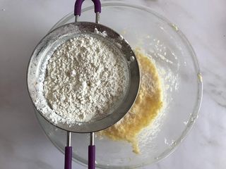 4、趣多多饼干,筛入低筋面粉