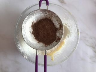 5、趣多多饼干,筛入可可粉