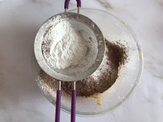 6、趣多多饼干,筛入玉米淀粉和1g盐