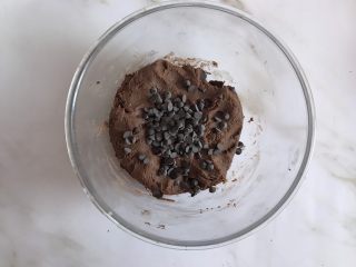7、趣多多饼干,拌成面团，加入20g的耐高温巧克力豆