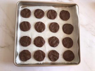 9、趣多多饼干,用手按扁