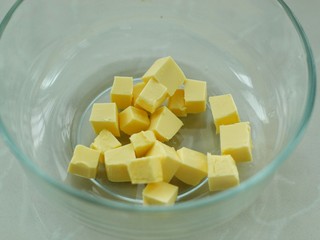 2、#曲奇菜谱秀#猫爪曲奇,黄油无需软化，切成小块放入容器中