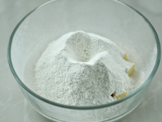 3、#曲奇菜谱秀#猫爪曲奇,将低筋面粉和糖粉混合筛入黄油中