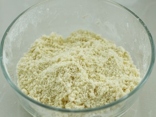 4、#曲奇菜谱秀#猫爪曲奇,用手不停的来回搓捻，使黄油和面粉融合成粗沙粒状态