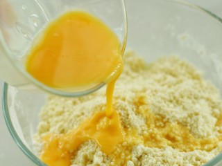 5、#曲奇菜谱秀#猫爪曲奇,加入鸡蛋液翻拌均匀