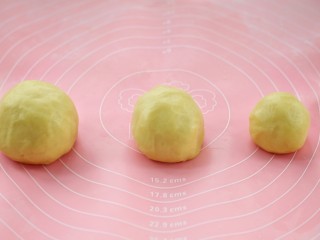 6、#曲奇菜谱秀#猫爪曲奇,揉成面团后分成三份，分别是120克、80克、55克