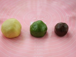 7、#曲奇菜谱秀#猫爪曲奇,将120克的原色面团加入分量外的低筋面粉揉匀，80克面团揉入抹茶粉、55克的面团揉入可可粉