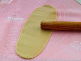 8、#曲奇菜谱秀#猫爪曲奇,取60克原色面团擀成长形面片