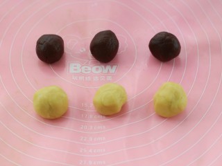 11、#曲奇菜谱秀#猫爪曲奇,将剩下的60克原色面团和可可面团各自分成均匀的三份