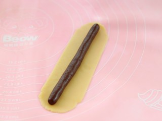 12、#曲奇菜谱秀#猫爪曲奇,依照之前的抹茶面团操作方法，将原色面团擀成面片包裹住可可面团