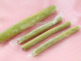 13、#曲奇菜谱秀#猫爪曲奇,包上保鲜膜放入冰箱冷冻30分钟