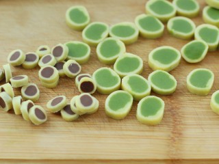 14、#曲奇菜谱秀#猫爪曲奇,待面团冻硬后取出，分别切成6毫米厚度的片状