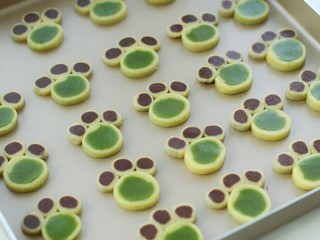 15、#曲奇菜谱秀#猫爪曲奇,将面片一大三小组合起来排放烤盘内，可以蘸取分量外的少许蛋液粘起来