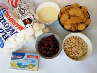 1、网红雪花酥,准备所需材料并称量备用，花生要提前烤熟去掉红衣，然后和蔓越莓干、饼干一起放入烤箱保温待用