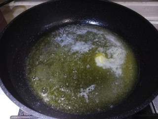 2、网红雪花酥,黄油放入不沾锅，燃气灶开小火融化