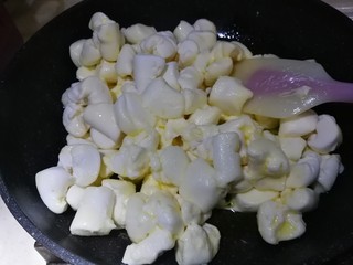 3、网红雪花酥,加入棉花糖，用硅胶刮刀翻炒，始终保持燃气灶小火