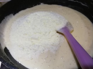 4、网红雪花酥,棉花糖全部融化，和黄油混合均匀后，加入奶粉