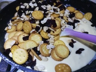 6、网红雪花酥,加入温热的蔓越莓、花生、小奇福饼干