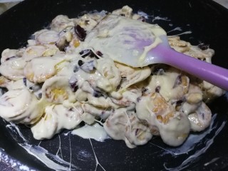 7、网红雪花酥,稍微翻炒均匀