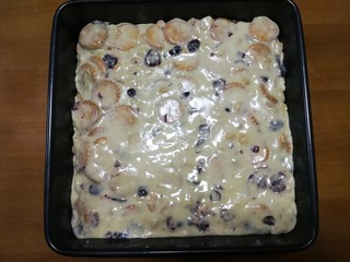 8、网红雪花酥,烤盘底部提前垫油纸，将炒好的糖倒入烤盘，戴pvc手套压实压平整