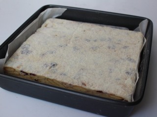 9、网红雪花酥,表面筛上一层奶粉，待糖稍凉成形后翻面，底部那面朝上，也筛一层奶粉