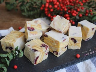 11、网红雪花酥,边切边吃的节奏！不一会儿十几块下肚了~