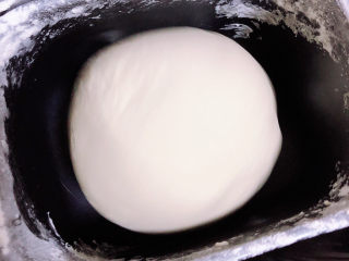 2、芝士榴莲披萨,大约15分钟，面揉好了。加入黄油，再揉20分钟。